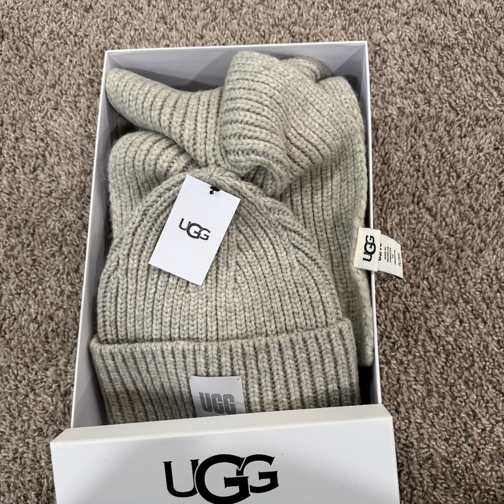 Uggs Hat and scarf set - Picture 3 of 4